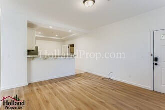 983 NE Wheelock Pl in Hillsboro, OR - Foto de edificio - Building Photo