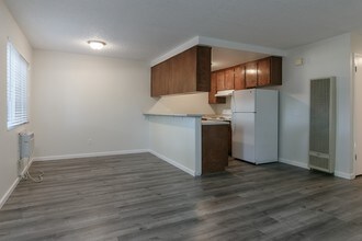 Lamplighter Apartments in Modesto, CA - Foto de edificio - Building Photo