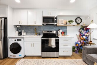 Stayoo Apartments in Seattle, WA - Building Photo - Building Photo