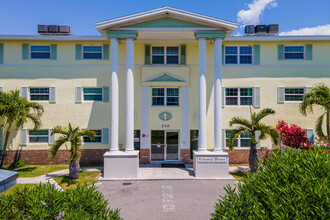 Columbia House Condominiums in Cape Canaveral, FL - Foto de edificio - Building Photo