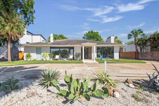 5010 N Braeswood Blvd in Houston, TX - Foto de edificio - Building Photo