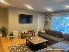 9352 Bay Colony Dr in Des Plaines, IL - Building Photo - Building Photo
