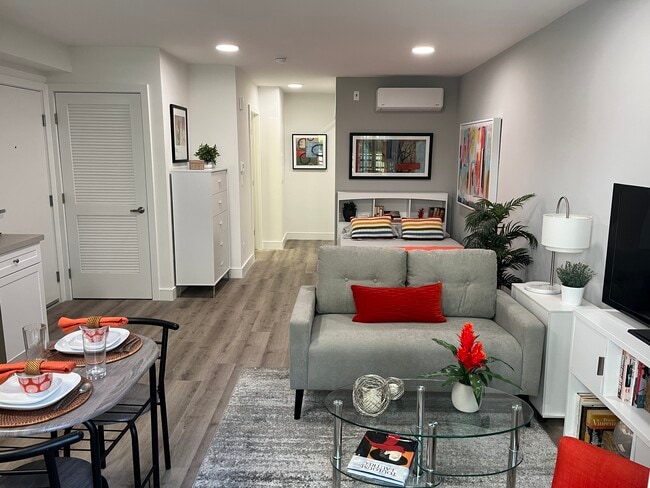 Kingsley Diplomat Apartments in Los Angeles, CA - Building Photo - Building Photo