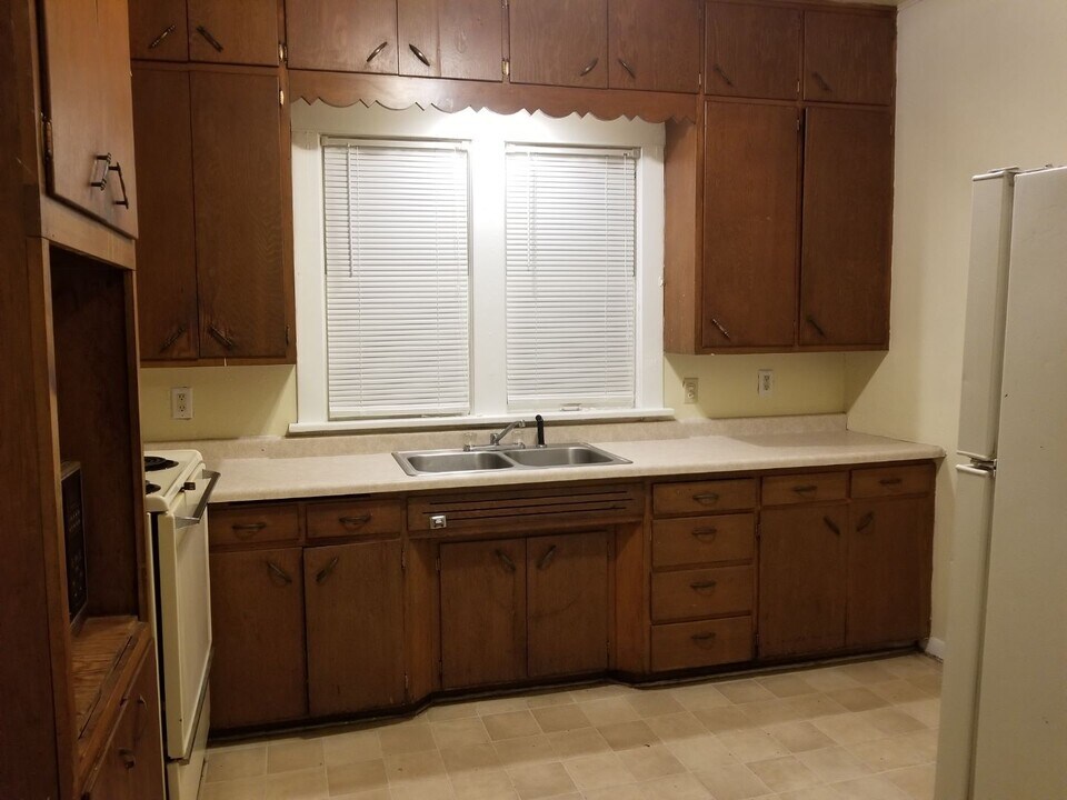 720 W 9th St in Waterloo, IA - Building Photo