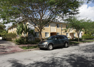 1300 Salzedo St in Coral Gables, FL - Foto de edificio - Building Photo