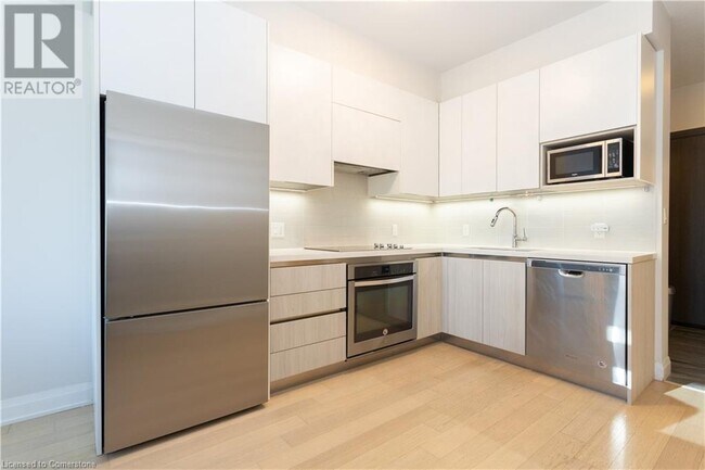 15 Water Walk Dr in Markham, ON - Building Photo - Building Photo