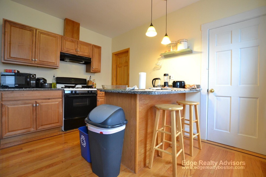 47 Easton St in Boston, MA - Building Photo