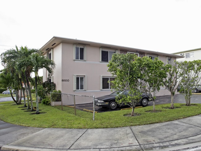 6000 W Flagler St in Miami, FL - Foto de edificio - Building Photo