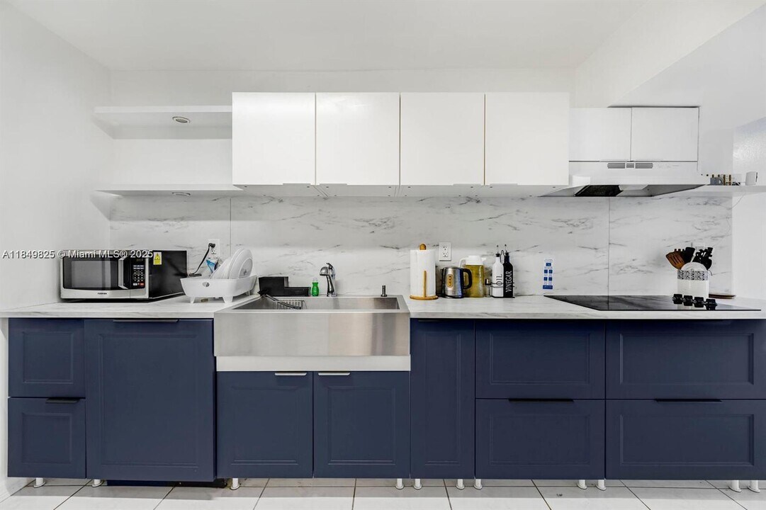 18001 N Bay Rd in Sunny Isles Beach, FL - Building Photo