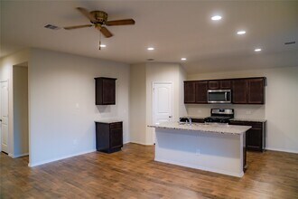 2446 Ormes Forest Ln in Spring, TX - Foto de edificio - Building Photo