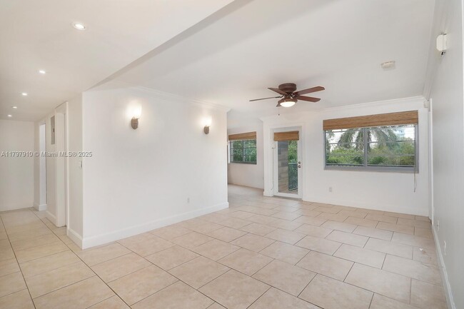 220 Washington Ave, Unit 3A in Miami Beach, FL - Building Photo - Building Photo