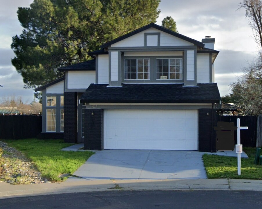 6431 Canyon Creek Way in Elk Grove, CA - Building Photo