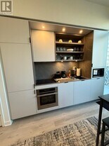 50 Charles St E in Toronto, ON - Building Photo