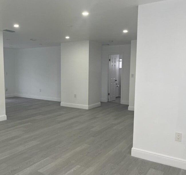 6005 NW 39th St in Virginia Gardens, FL - Building Photo - Building Photo