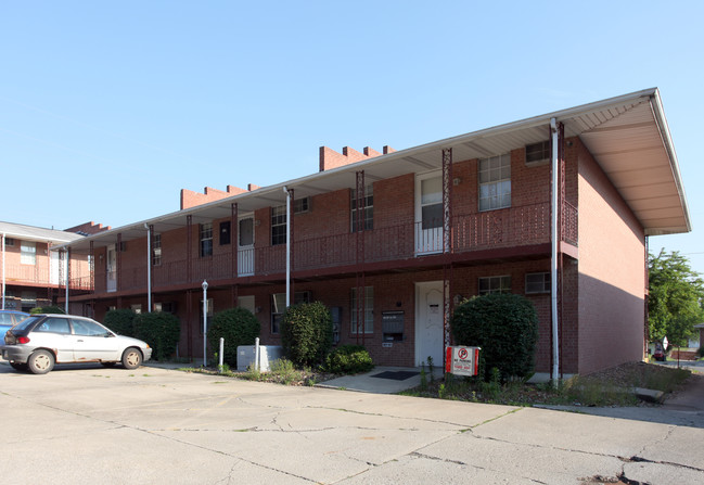 Sunnyhill Manor in Mansfield, OH - Building Photo - Building Photo