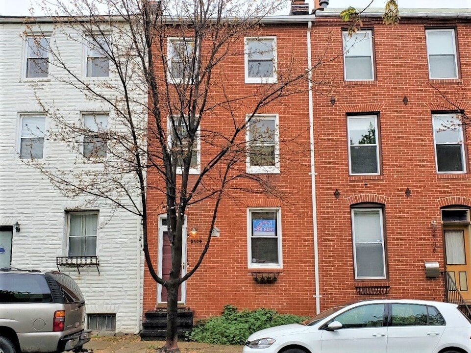 2104 E Lombard St in Baltimore, MD - Foto de edificio