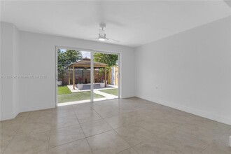 806 NE 4th St in Hallandale Beach, FL - Building Photo - Building Photo