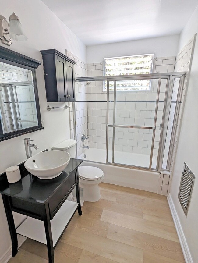 1331 N Poinsettia Pl, Unit 3 in Los Angeles, CA - Building Photo - Building Photo