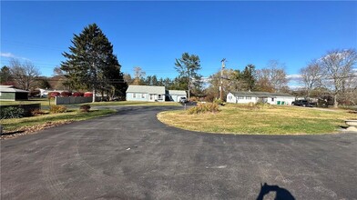 3 Greentree Dr S in Hyde Park, NY - Building Photo - Building Photo