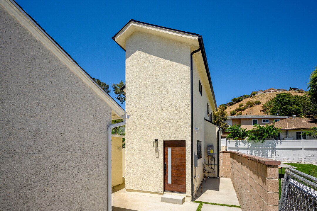 8460 Glencrest Dr in Sun Valley, CA - Building Photo
