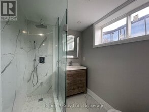 22 Decarie Cir in Toronto, ON - Building Photo - Building Photo