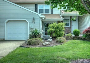 40 Staghorn Dr in Matawan, NJ - Building Photo