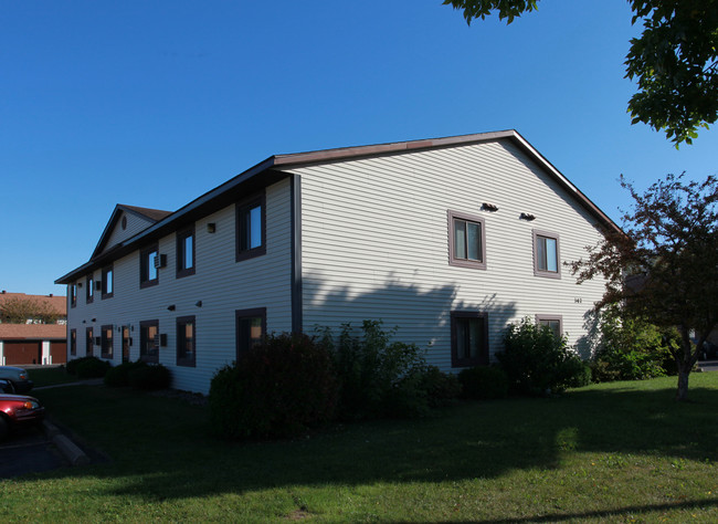 347 W Johnson St in River Falls, WI - Foto de edificio - Building Photo