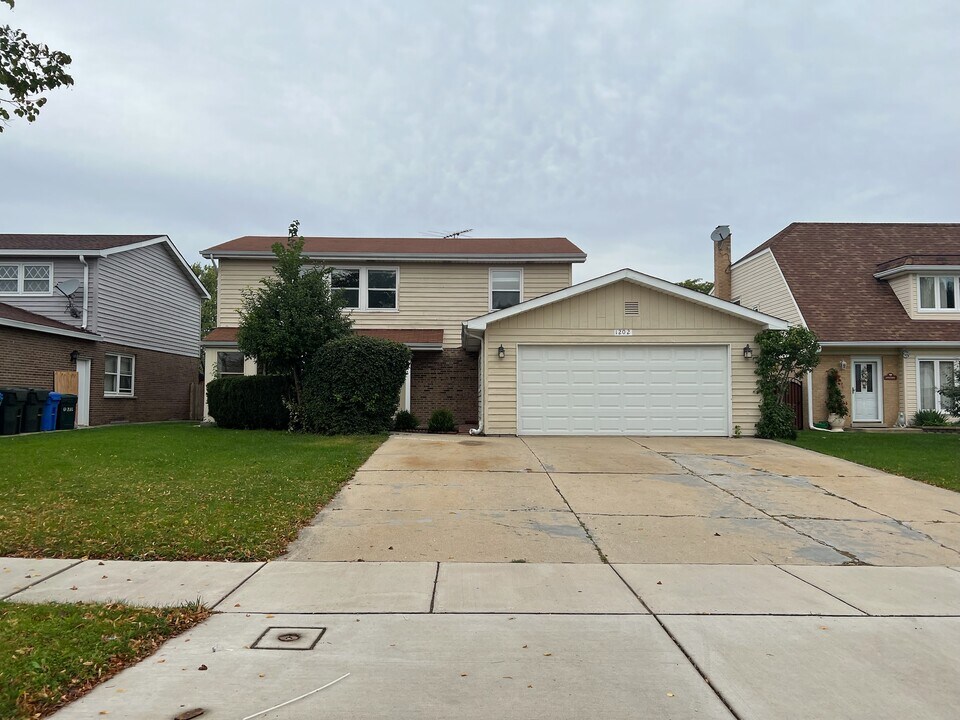 1202 E Ardyce Ln in Mount Prospect, IL - Building Photo