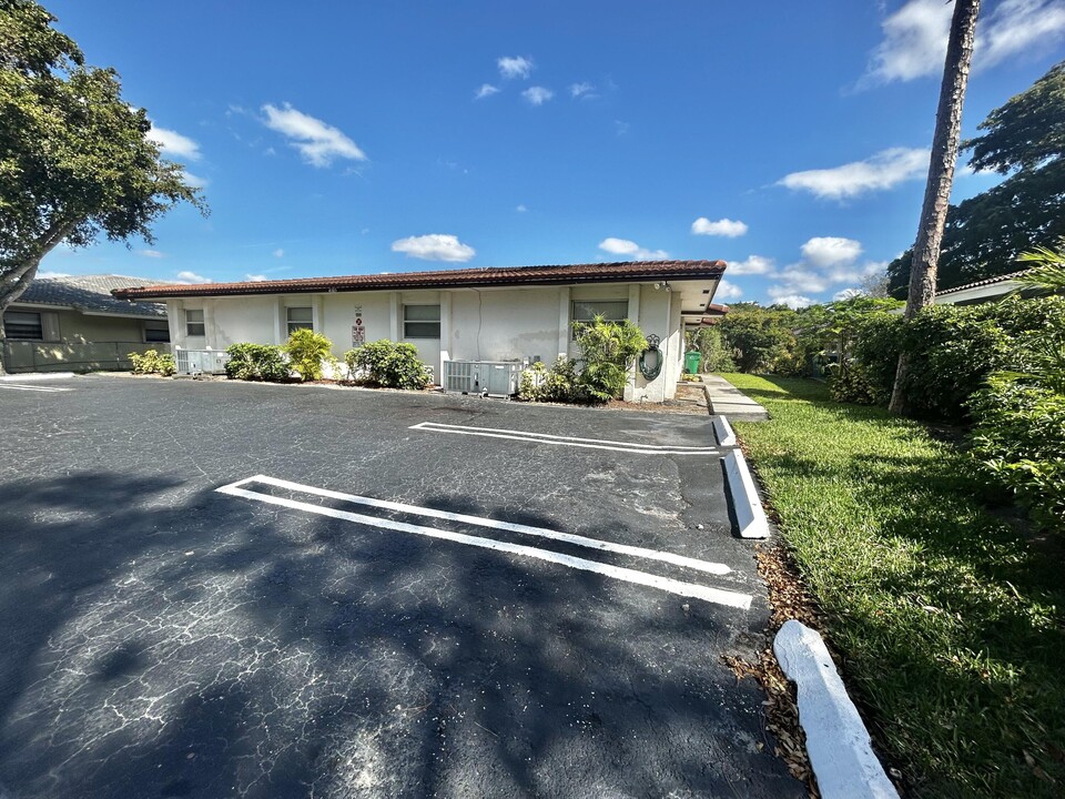 4105 Woodside Dr in Coral Springs, FL - Building Photo