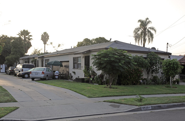 6516-6520 Woodward Ave in Bell, CA - Foto de edificio - Building Photo