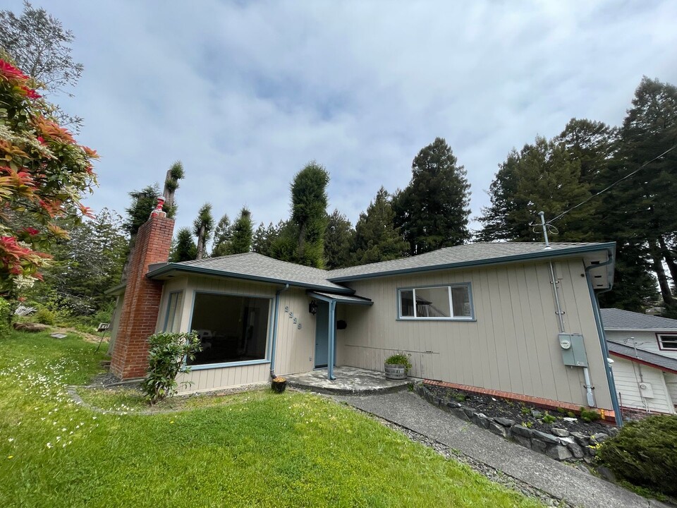 2229 Harris St in Eureka, CA - Building Photo