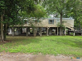 55 Breiger Rd in Gonzales, TX - Building Photo
