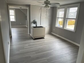 24 Sharp St, Unit 2ndfloor in Dartmouth, MA - Foto de edificio - Building Photo