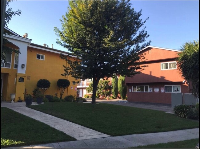 2445 Rinconada Dr in San Jose, CA - Foto de edificio - Building Photo