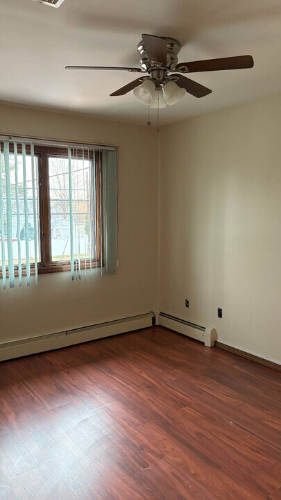 182 Jerusalem Ave in Levittown, NY - Building Photo