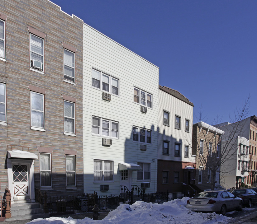203 Kent St in Brooklyn, NY - Building Photo