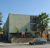 1590 N Fair Oaks Ave in Pasadena, CA - Foto de edificio - Building Photo