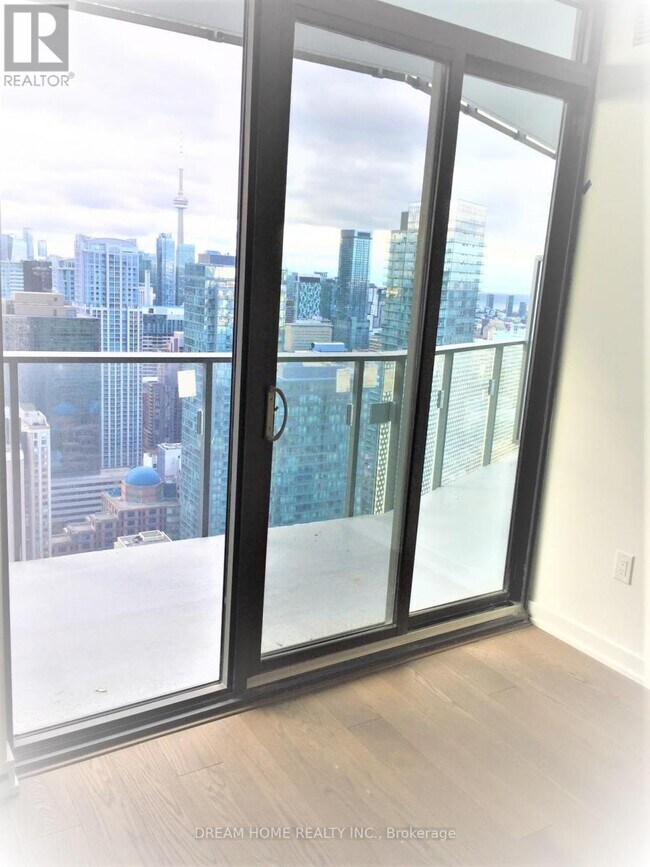 11 Wellesley St W in Toronto, ON - Building Photo - Building Photo