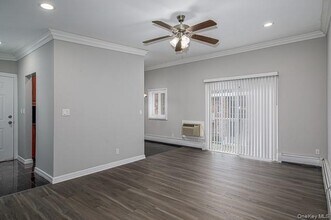 250 River Ave in Patchogue, NY - Foto de edificio - Building Photo