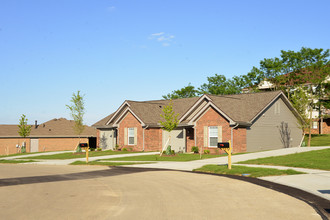 Hoover Condominiums in Dayton, OH - Foto de edificio - Building Photo