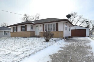 3300 Bel Aire Rd in Des Moines, IA - Building Photo