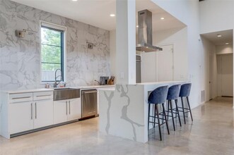 5126 Denton Dr in Dallas, TX - Building Photo - Building Photo