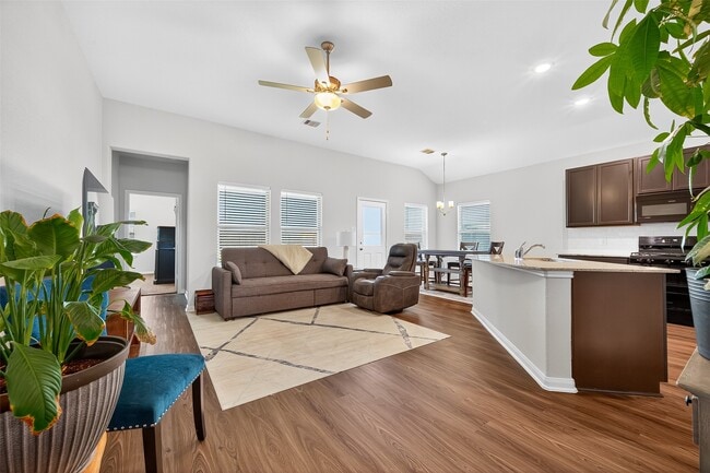 8102 Coral Dr in Texas City, TX - Foto de edificio - Building Photo