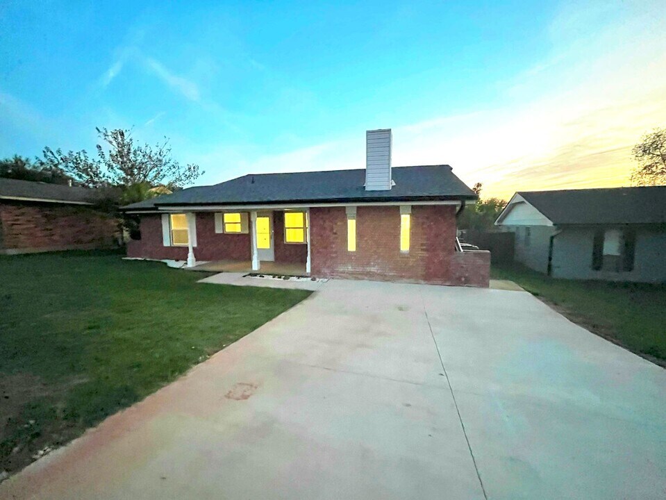 4623 SE Mieling Dr in Lawton, OK - Building Photo