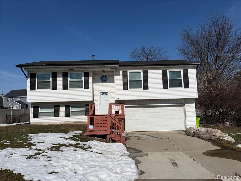 115 Linhart St in Novi, MI - Building Photo