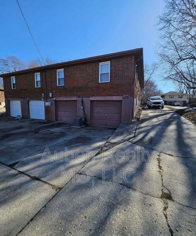 1031 SW Kingscross Rd in Blue Springs, MO - Building Photo - Building Photo