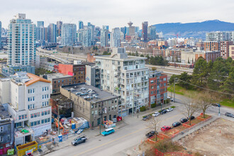 909 Station St in Vancouver, BC - Building Photo - Building Photo