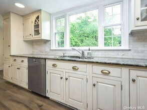 23 Pinetree Ln in Old Westbury, NY - Building Photo - Building Photo