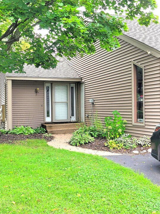 451 Hunter Hill Rd in Hudson, WI - Building Photo