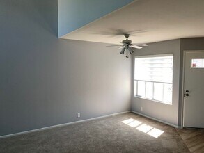 27688 Aquamarine in Mission Viejo, CA - Foto de edificio - Building Photo